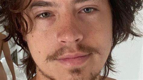 Cole Sprouse posts completely nude mirror selfie flashing his。